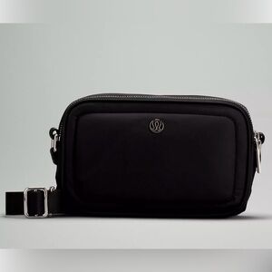 Lululemon crossbody camera bag 2L black